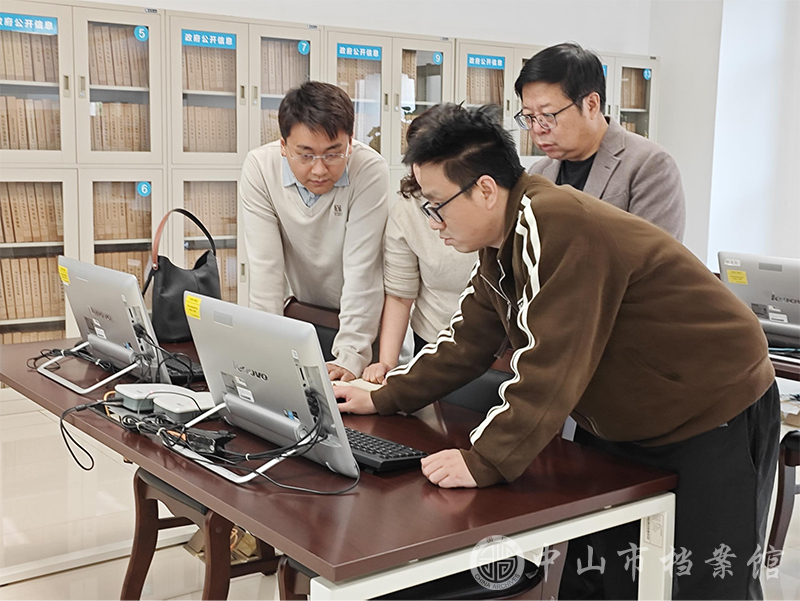 图3：芦海滨先生一行体验自助查阅系统 副本.jpg