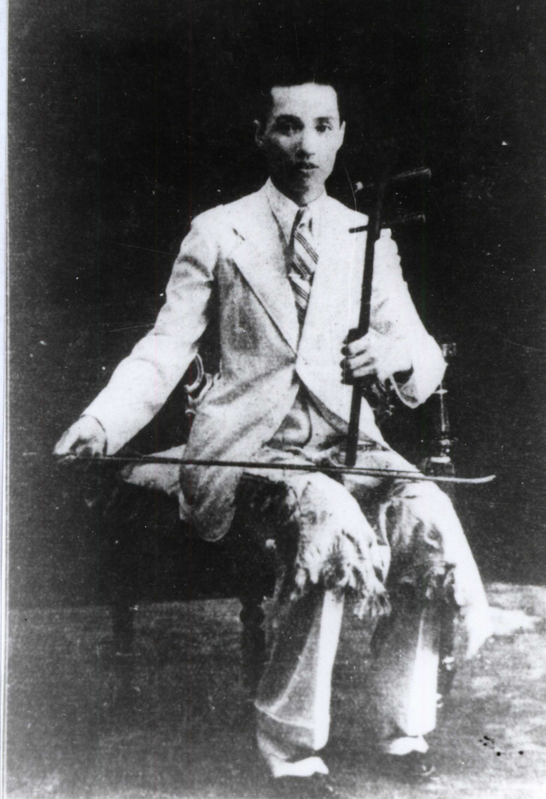 图4：吕文成使用改良后的二胡进行演奏（中山市档案馆藏）.jpg